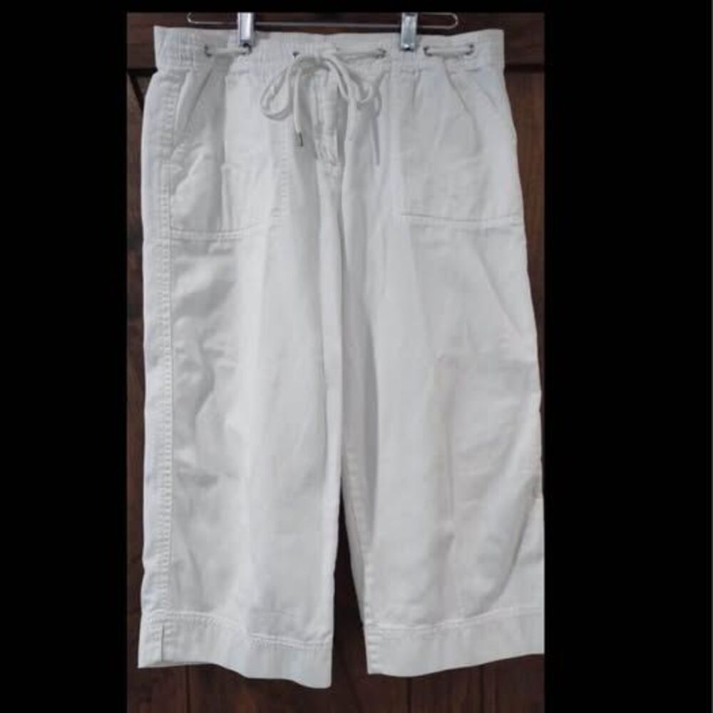 Capri 8 Petite Style & Co. White Shorts rise=10” inseam=18.5” waist=16” C3151